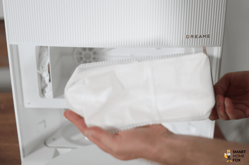 Виден одноразовый пылесборник в базовой станции Dreame L20 Ultra.